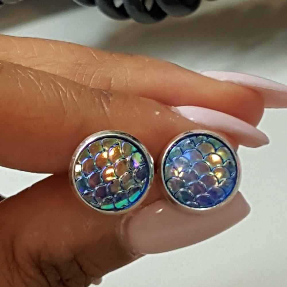 2 for $20 💖 Mermaid scale iridescent studs - Picture 4 of 7